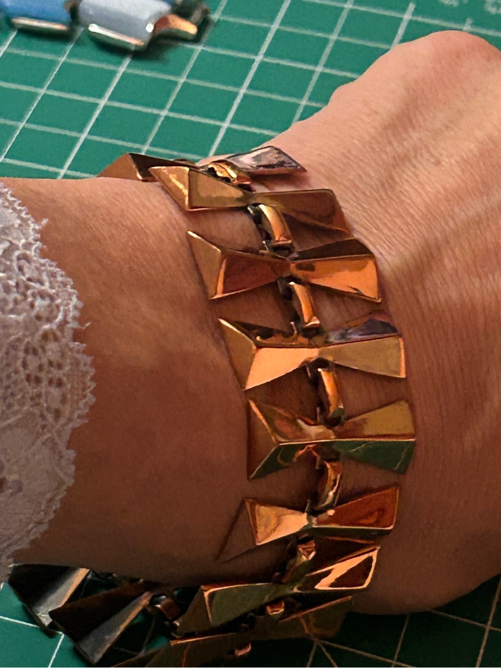 Vintage Renoir “ WITCHERY “
1956 Copper Geometric Bow Link Bracelet